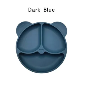 Close-up detail van het donkerblauwe berenvormige siliconen babyverdeelbordje met vakken.