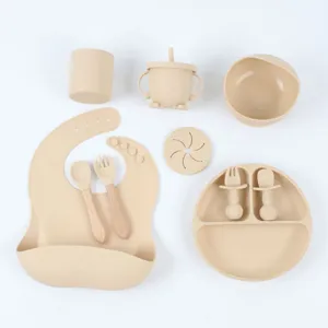 Detailansicht des Silikon Baby Fütterungszubehörs, mit sicherem Kindergeschirr und Besteck.