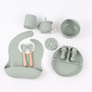 Silikon Baby Fütterung Set Detailansicht mit geteiltem Teller, Lätzchen, Schüssel und Besteck.
