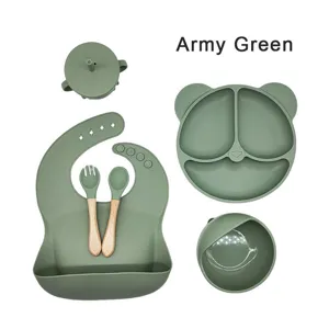 Siliconen baby servies set verdeeld bord kom slabbetje beker legergroen detail.