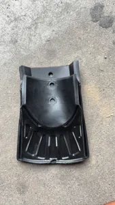 Vista detallada del protector de barro de goma negra para bicicleta eléctrica con orificios.