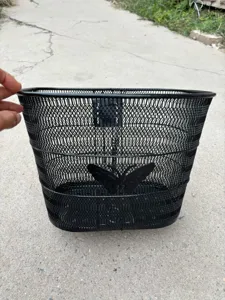 Cestino per bici in filo metallico nero montaggio anteriore con decorazione a farfalla dettaglio.
