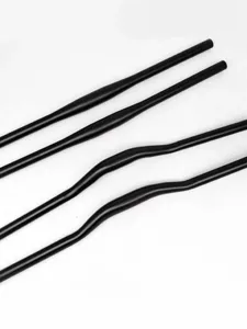 Détail de cintre de vélo en aluminium noir, modèles droits et relevés de qualité.