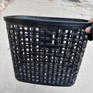 Μαύρο πλαστικό μπροστινό καλάθι ποδηλάτου, πλεχτό σχέδιο πλέγματος, ανθεκτική θήκη.