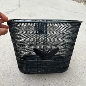 Robusto cestino per bicicletta in metallo nero con bellissima decorazione a farfalla.