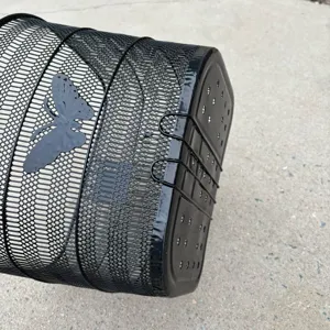 Cestino anteriore per bicicletta in rete metallica nera con design a farfalla vista principale