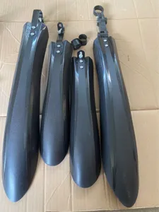 Detailansicht des schwarzen Fahrradschutzblech-Sets aus Kunststoff mit Schnellverschluss.