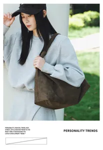 Retro suede shoulder bag detail, slouchy casual hobo style, daily commute large capacity tote.