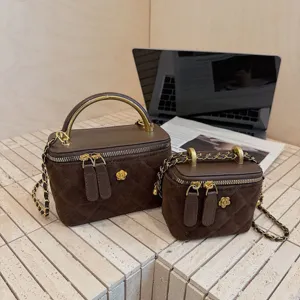 Set de bolsos acolchados marrones bolso cruzado de cadena chic con elegante asa de metal.