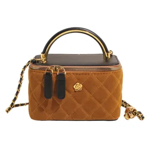 Bolso bandolera acolchado con cadena, diseño patchwork de ante marrón y cuero negro elegante.