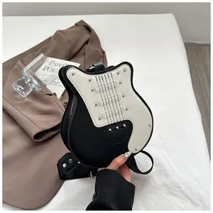 Einzigartige gitarrenförmige Umhängetasche in Schwarzweiß mit stilvollen Metallnieten.