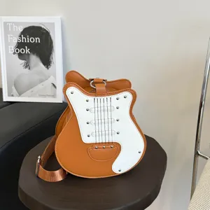 Einzigartige gitarrenförmige Umhängetasche Damen, stilvolle braun-weiße Schultertasche Hauptansicht.