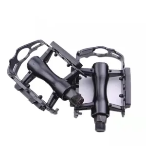Detailansicht robuster schwarzer Fahrradpedale mit rutschfester Oberfläche für Radsport.