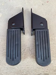 Poggiapiedi pieghevoli regolabili per moto elettriche, design nero antiscivolo.
