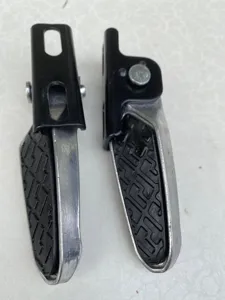 Pedane pieghevoli in alluminio per moto e bici elettrica con gommini antiscivolo universali.