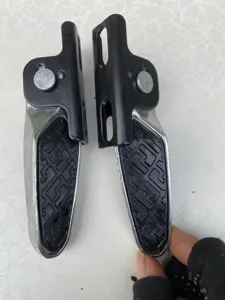 Poggiapiedi pieghevoli in alluminio per moto e bici elettrica con cuscinetti in gomma.