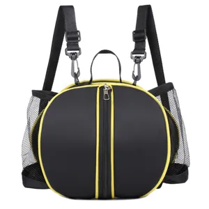 Vue détaillée du sac à dos de sport sphérique noir et jaune avec poches filet.