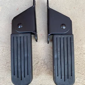 Poggiapiedi universali per barre paramotore di moto e e-bike, pedane regolabili nere.