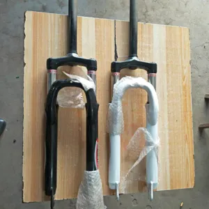 Fourche de suspension de vélo de montagne amortisseur avant noir et blanc lot