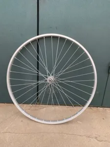 Roue de bicyclette jante en alliage d'aluminium ensemble de roues vue détail, construction durable.
