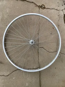 Détail de jante de roue de vélo en alliage d'aluminium, montrant les rayons et le moyeu central.