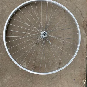Roue de rechange de bicyclette jante en alliage d'aluminium avec rayons et moyeu pour reparation.