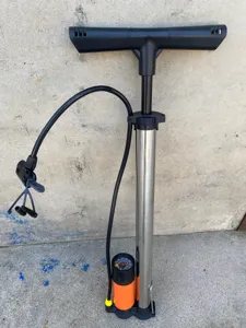 Detailansicht der tragbaren Standluftpumpe fur Fahrrader mit Manometer und Griff.