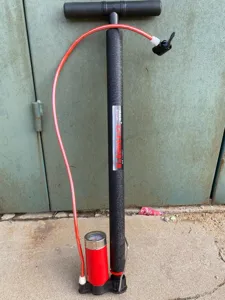 Tragbare Doppelzylinder Standpumpe mit Manometer und Schlauch für Bälle, Fahrräder, robust.