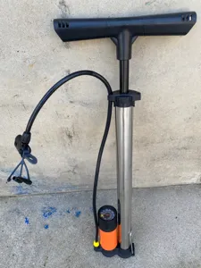 Tragbare Hochdruck Fahrradstandpumpe mit Manometer und multifunktionaler Düse für Bälle.