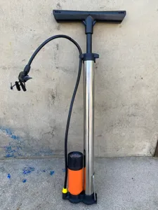 Detailaufnahme der manuellen Hochdruck-Fahrradstandpumpe mit Manometer und T-Griff.
