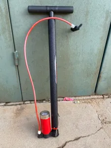 Robuste Standluftpumpe mit Manometer und T-Griff für Sportbälle und Schlauchboote.