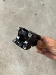 Vista dettagliata dell'attacco manubrio bici in alluminio nero, parte anteriore resistente.