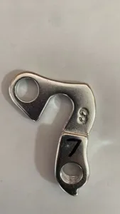 Nahaufnahme des Fahrrad-Schaltauges aus robustem silbernem Metall, präzise und langlebig.
