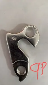 Detailansicht des silbernen Metall Fahrrad Schaltauge, robustes Mountainbike Teil