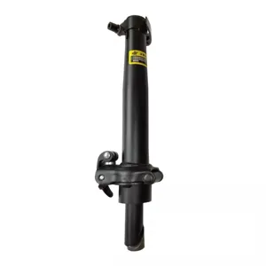 Primer plano del tubo vertical del manillar de bicicleta plegable negra y pieza de cierre.
