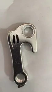 Detailansicht eines silbernen Fahrrad-Schaltauges aus Metall mit Befestigungslöchern.