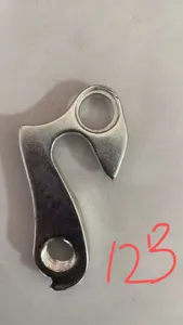 Detaillierte Nahaufnahme einer silbernen Fahrrad Schaltauge Metallhalterung Ersatzteil.