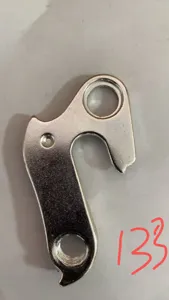 Detailansicht eines silbernen Fahrradschaltwerksauges aus Metall mit präzisen Bohrungen.
