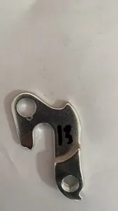 Detaillierte Nahaufnahme einer silbernen Metall-Fahrrad-Schaltauge-Ersatzkomponente.