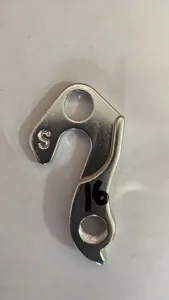 Nahaufnahme Detail des silbernen Metall Fahrrad Schaltauges mit Montagebohrungen und Kennzeichnungen.