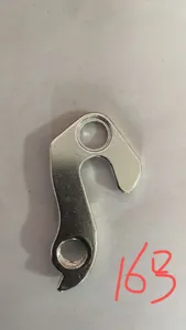 Detailansicht des Fahrrad-Schaltauges, silbernes Ersatzteil aus Metall für Mountainbike.