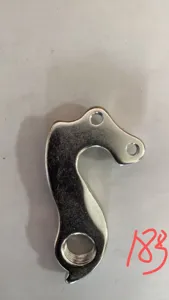 Detaillierte Ansicht des silbernen Fahrrad-Schaltauges aus Metall als Getriebe-Ersatzteil.