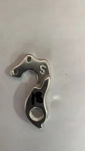 Detailansicht des silbernen Metall-Fahrrad-Schaltauges mit präzisen Montagebohrungen.