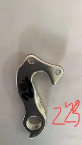 Detailansicht des silbernen Metall Fahrrad Schaltauge Ersatzteils mit praktischen Bohrungen.