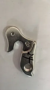 Detailansicht des Mountainbike Schaltauges, langlebiges Metall-Ersatzteil für Fahrräder.