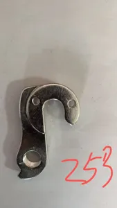 Detailaufnahme eines Fahrrad-Schaltauges aus Metall mit präzisen Bohrungen und stabiler Form.