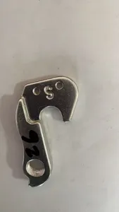Nahaufnahme des silbernen Metall Fahrrad Schaltauge Ersatzteils mit passenden Bohrungen.