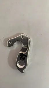 Nahaufnahme Detail des silbernen Metall Fahrrad Schaltwerks Auge fuer Mountainbike.