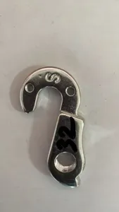 Fahrrad Schaltauge Detailansicht aus silbernem Metall, robustes Ersatzteil für Hinterbau.