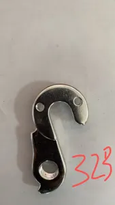 Detailansicht des silbernen Metall-Fahrrad-Schaltauges, Ersatzteil für Mountainbike-Hinterbauten.